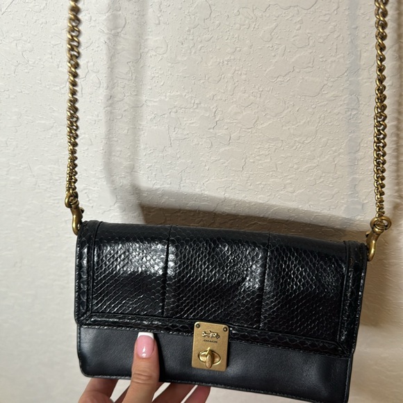 Genuine snakeskin and refined calf leather
Eight credit card slots - Picture 2 of 9